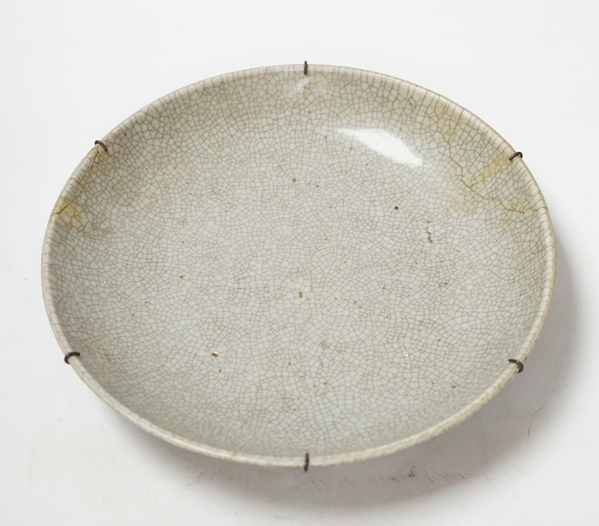 A Chinese Guan type crackle glaze dish, Qing dynasty, 26cm diameter